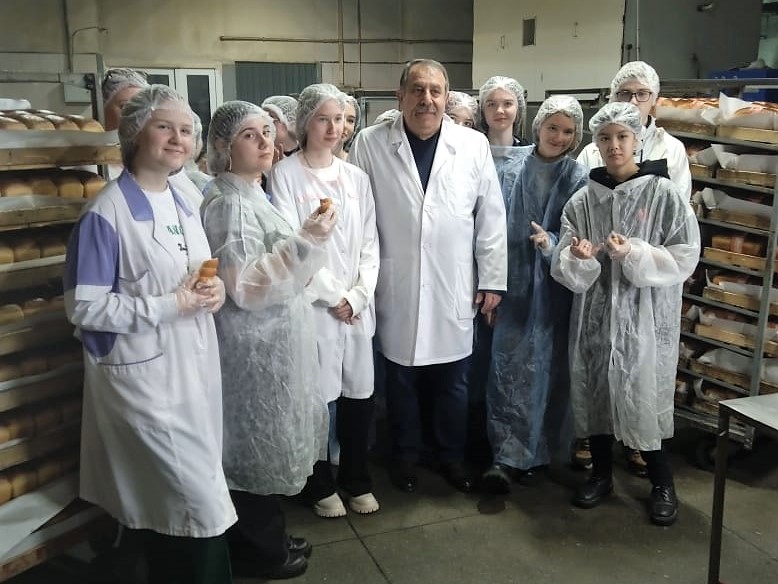Старшеклассники познакомились с работой пекарни в Петропавловске-Камчатском