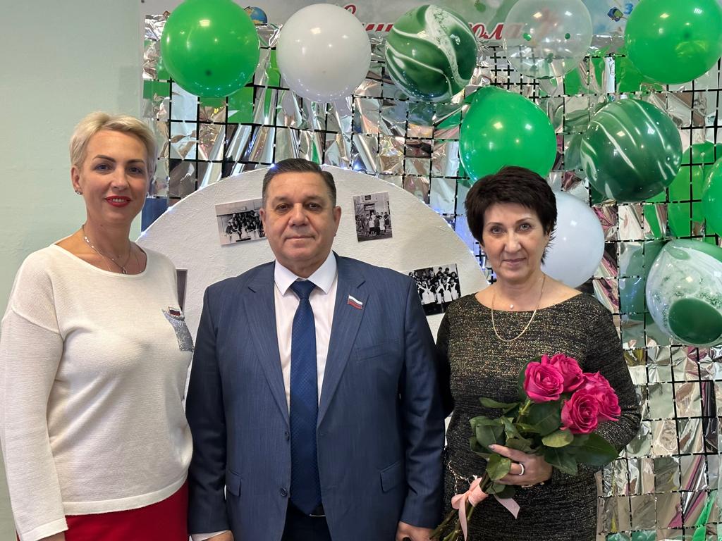 Депутаты Городской Думы поздравили школу №5 с 70-летним юбилеем