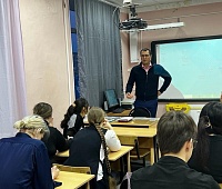 "Разговоры о важном": депутаты обсудили со старшеклассниками Конституцию РФ