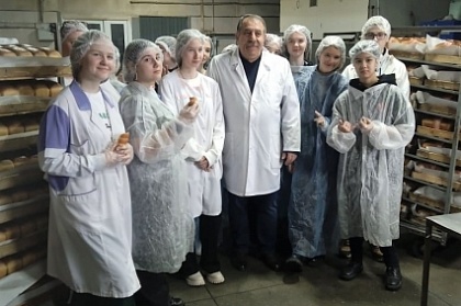 Старшеклассники познакомились с работой пекарни в Петропавловске-Камчатском