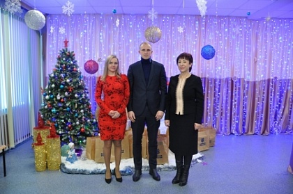 Городские депутаты передали новогодние подарки камчатскому Центру помощи семьи и детям «Семья»