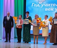 Городские депутаты приняли участие в награждении финалистов конкурса «Год учителя закончился, век учителя настал!»