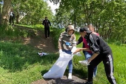 Участники «Чистых игр» очистили от мусора территорию рощи возле Парка Победы в Петропавловске