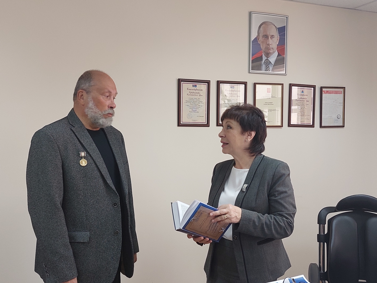 Сергей Гаврилов представил свою новую книгу депутатам Городской Думы
