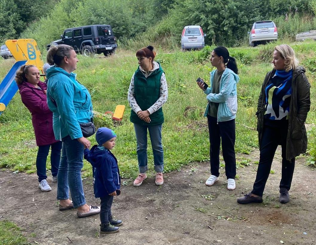 Молодые деревья высадили на улице Дальняя