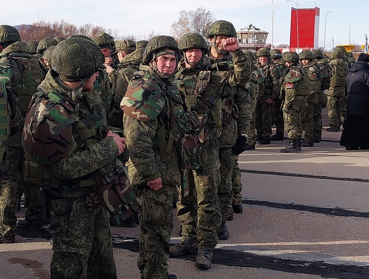 Защитников Родины торжественно провожают на Камчатке