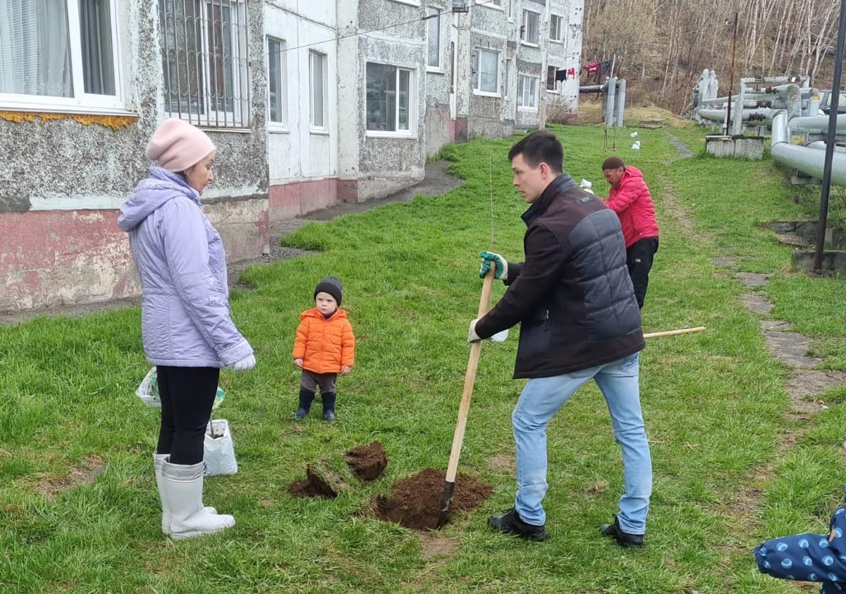 В субботнике с высадкой деревьев приняли участие депутаты Городской Думы Петропавловска