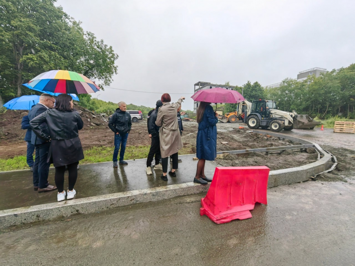 Комиссия оценила ход ремонта на дороге возле станции переливания крови