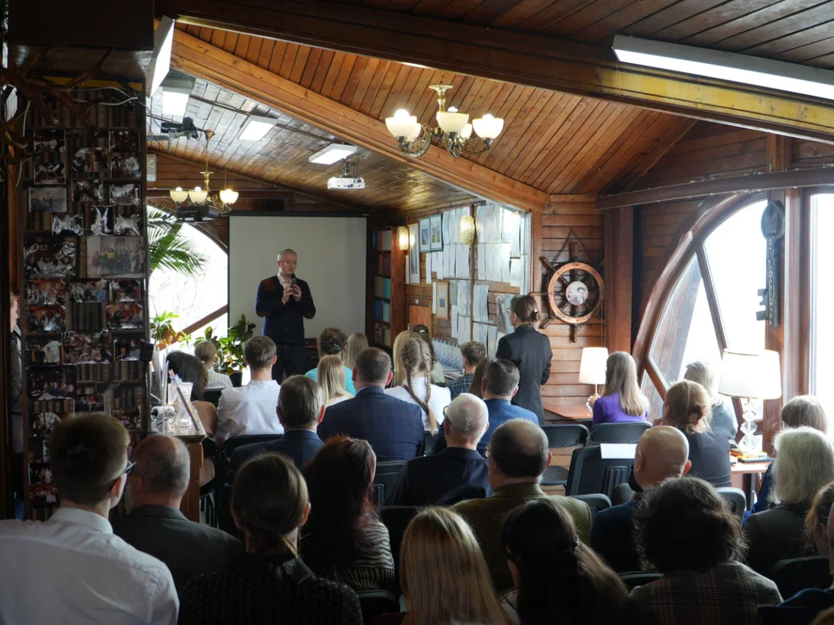 Председатель Городской Думы Андрей Лиманов познакомился с творчеством юных камчатцев на презентации сборника «Мы – Северо-Восток»