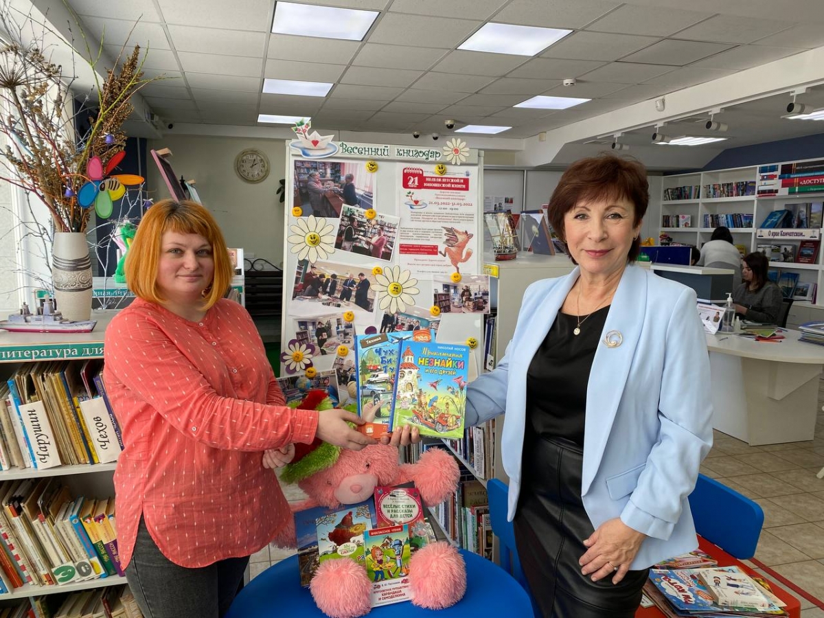 Книги детям: депутаты Городской Думы пополнили библиотечный фонд Петропавловска.