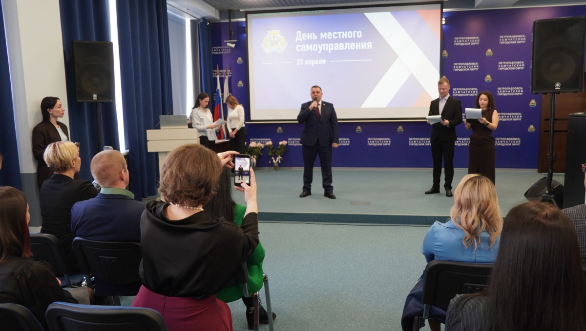 Андрей Лиманов поздравил сотрудников с Днём местного самоуправления и вручил заслуженные награды