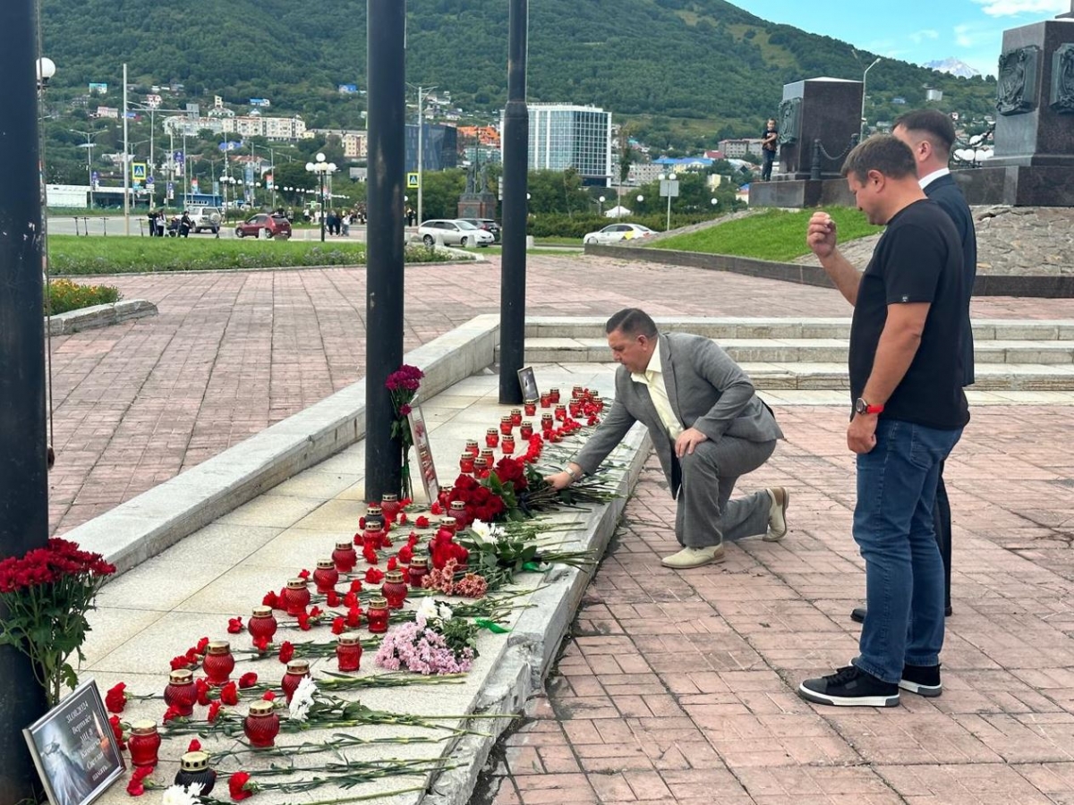 Горожане создали стихийный мемориал в память о погибших в авиакатастрофе