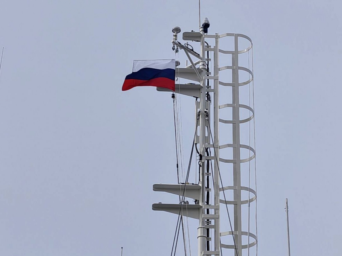На новом МРС «Апача» подняли Государственный флаг РФ