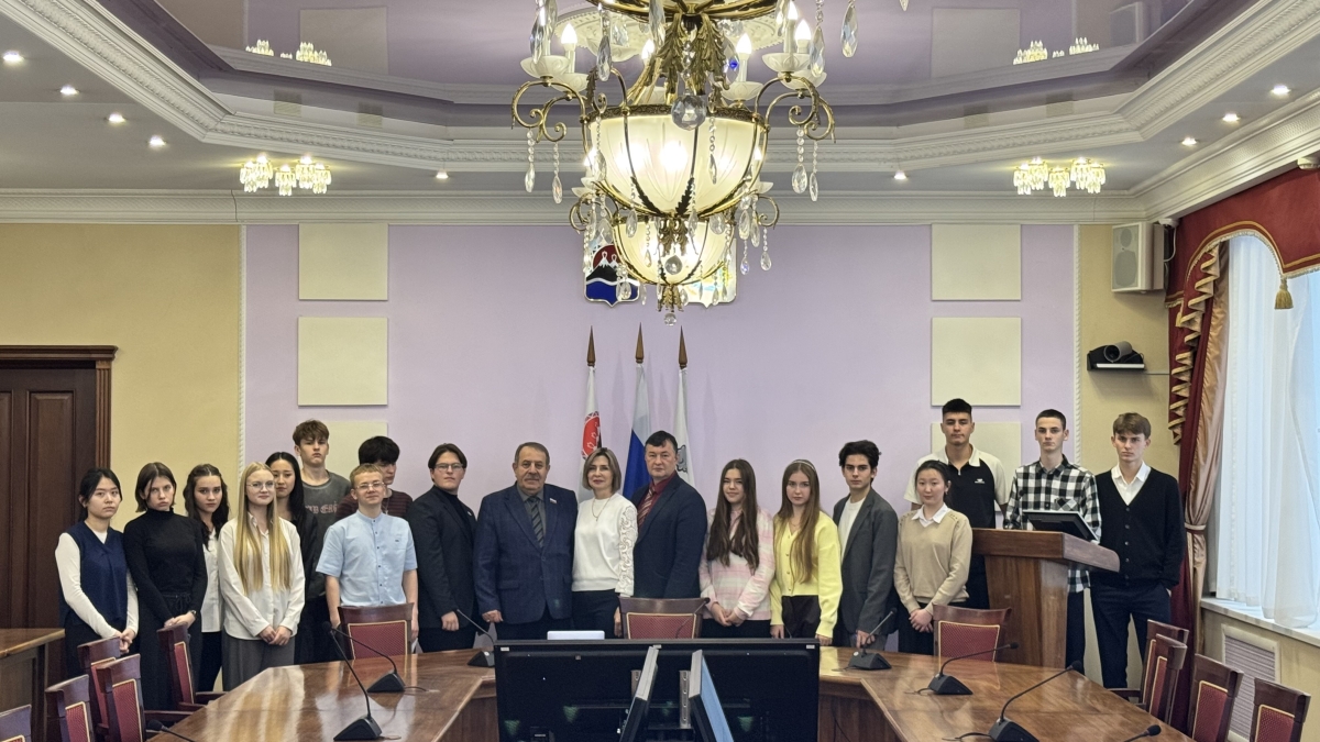 В Городской Думе прошла очередная экскурсия для школьников Петропавловска   