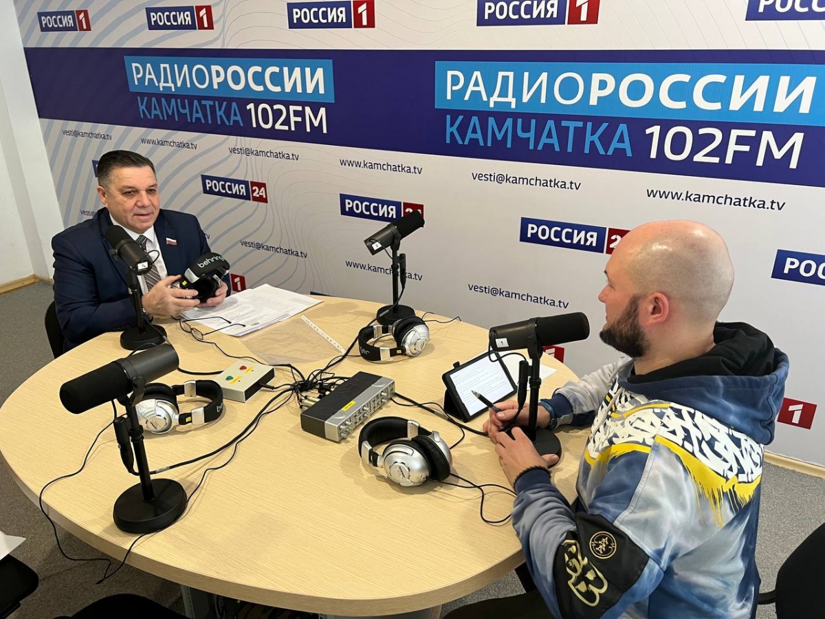 Андрей Лиманов рассказал жителям о текущей деятельности и планах Думы на 2023 год в прямом эфире на «Радио России. Камчатка»
