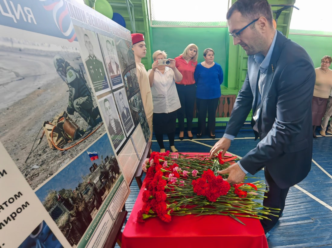 Мемориальный стенд погибшим участникам СВО открыли в школе №43