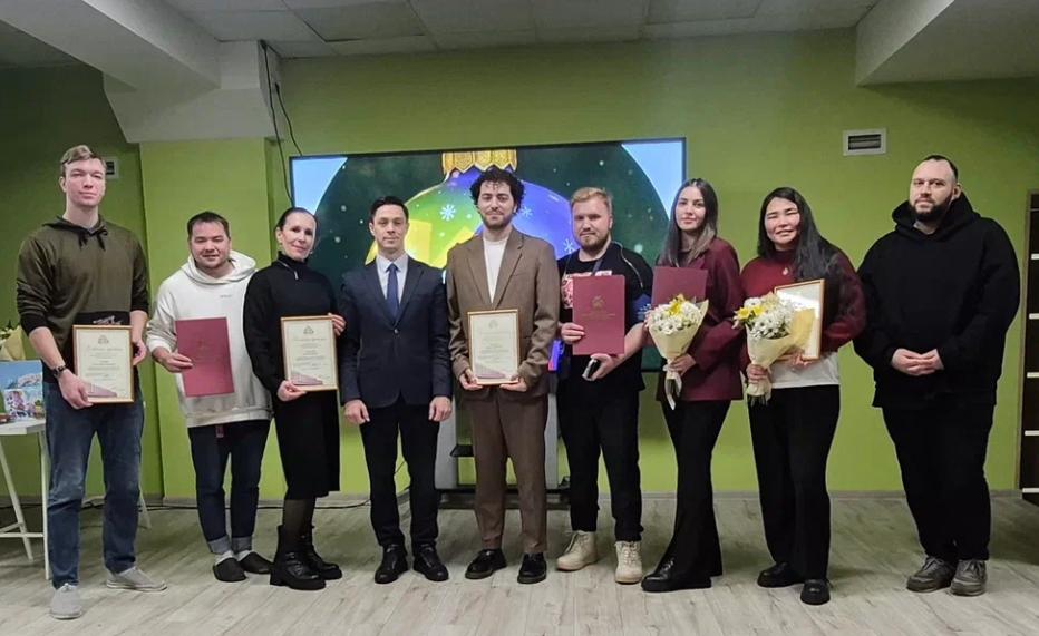 Заместитель председателя Городской Думы Борис Лесков поздравил сотрудников Молодежного центра с успешным завершением года   