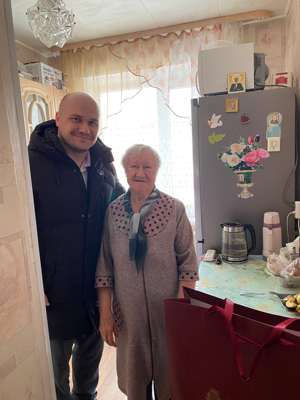 Депутаты молодежного парламента Петропавловска поздравили ветеранов ВОВ с 7 ноября