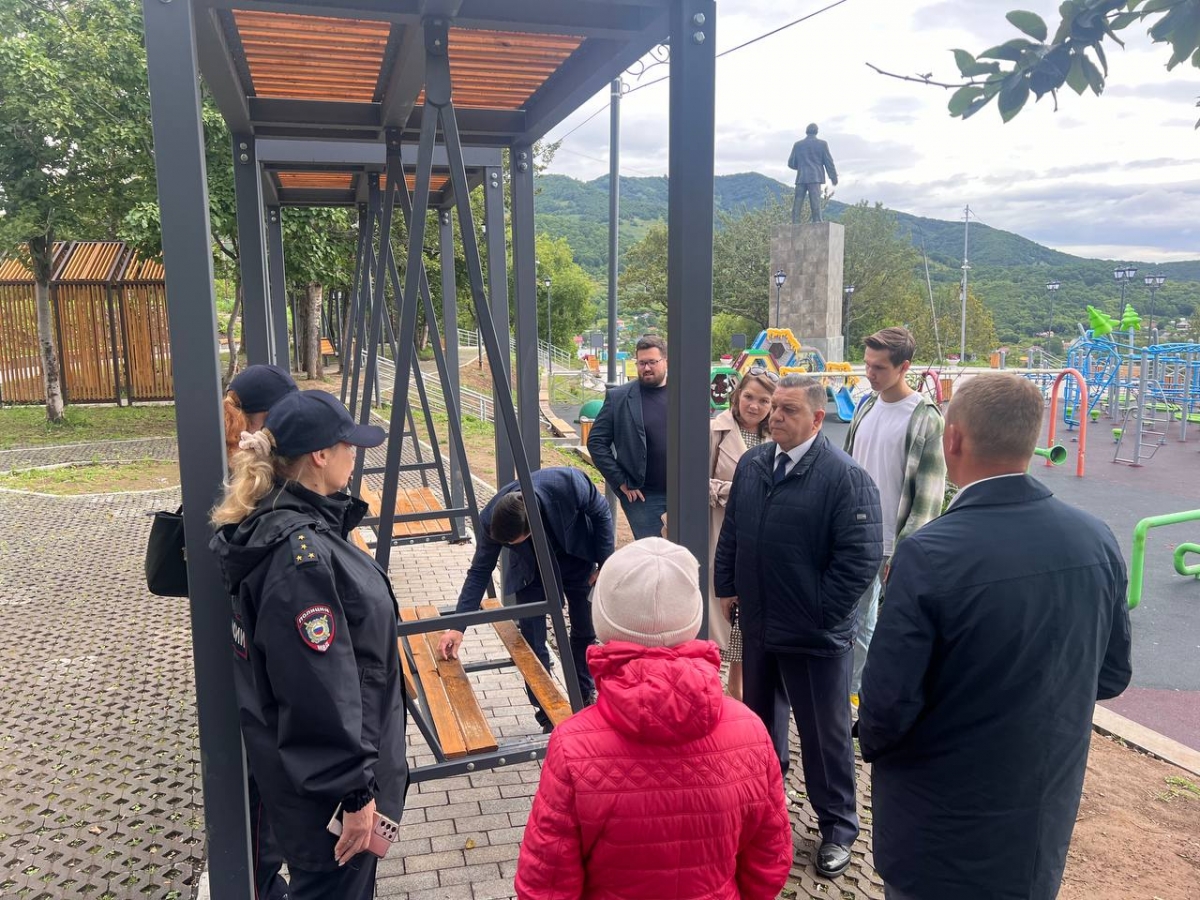 «Патруль безопасности» проверил детские площадки и подходы к социальным учреждениям