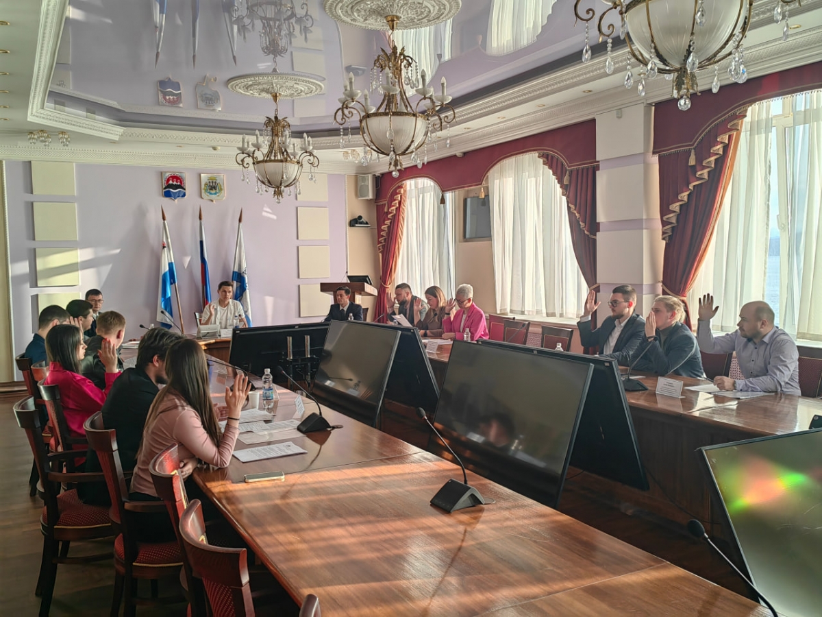 Молодым парламентариям вручили удостоверения и значки депутатов