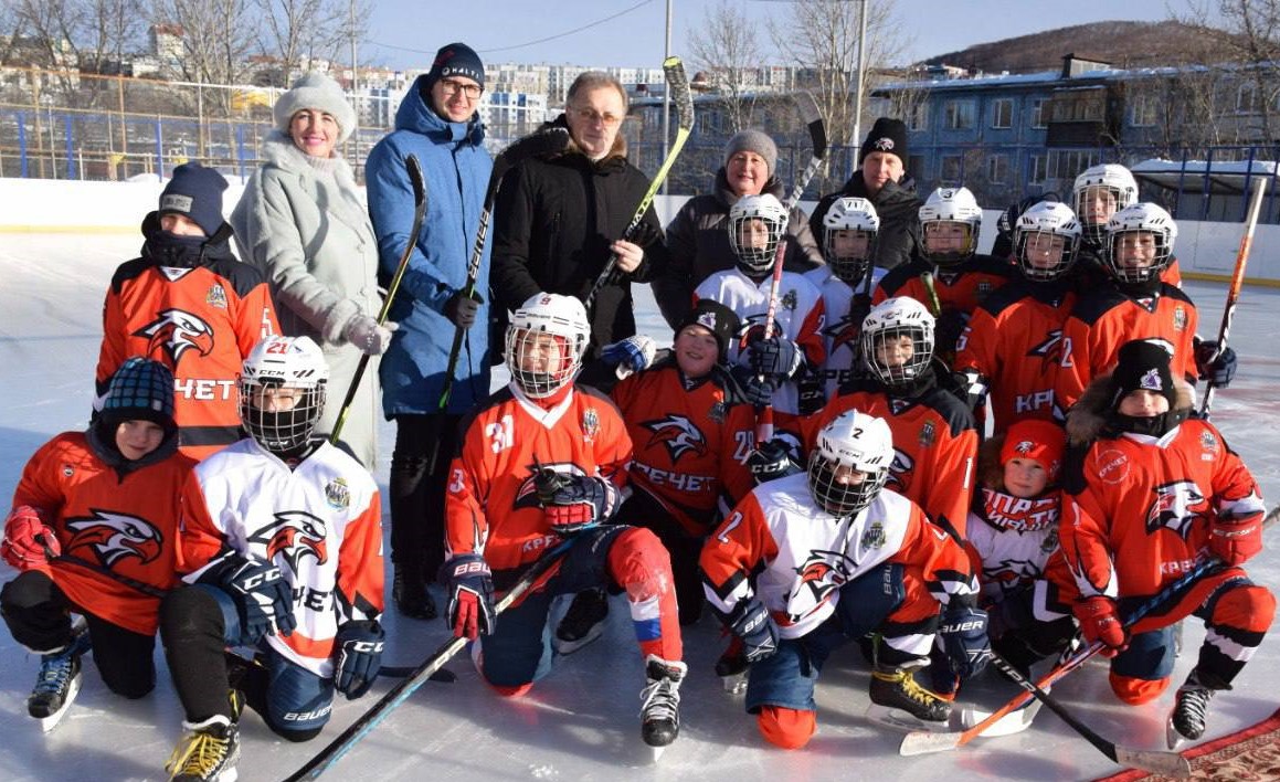 Стартовало первенство города по хоккею с шайбой среди школьных команд