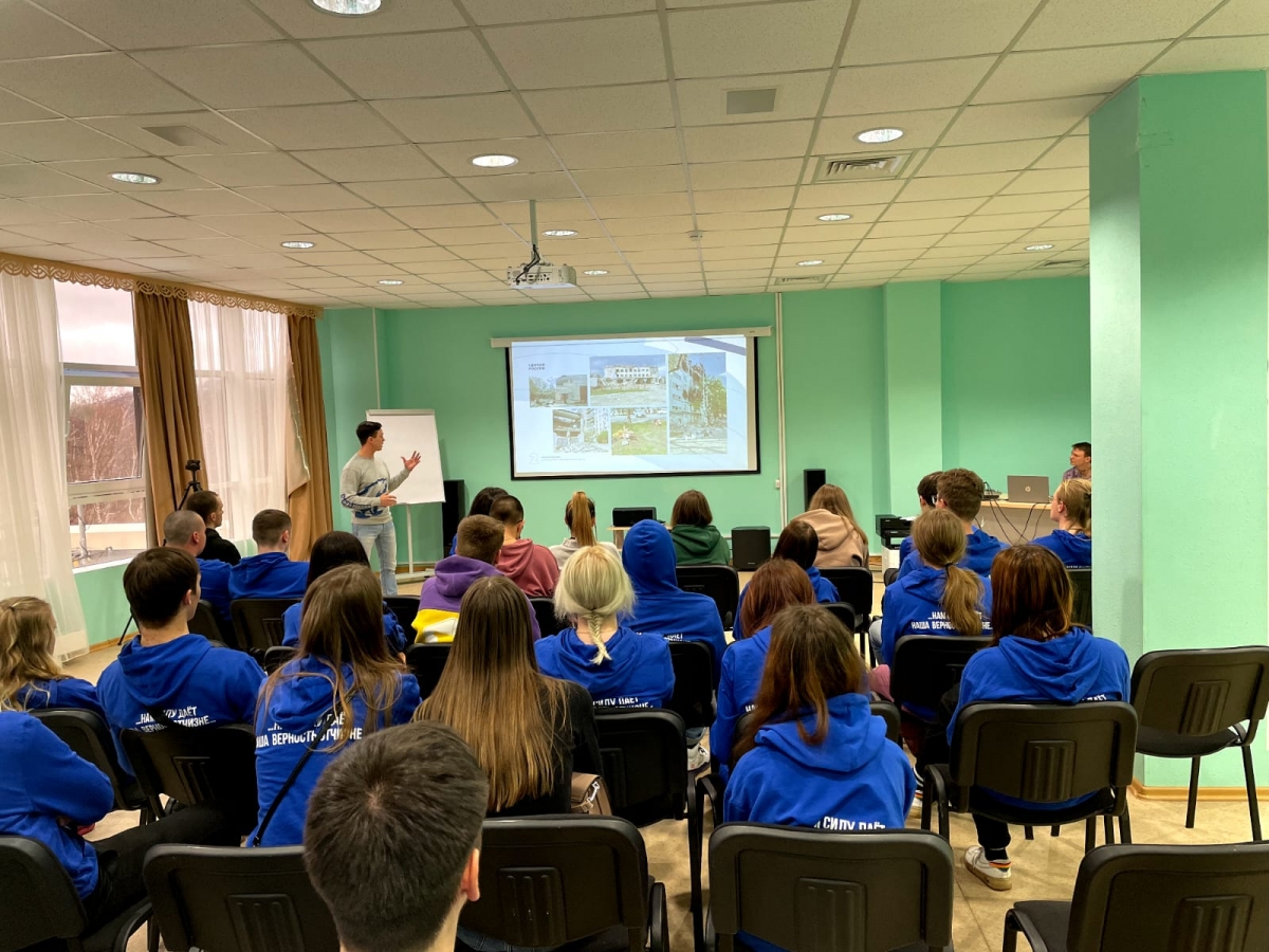 Борис Лесков рассказывает студентам о волонтёрской миссии на Донбассе
