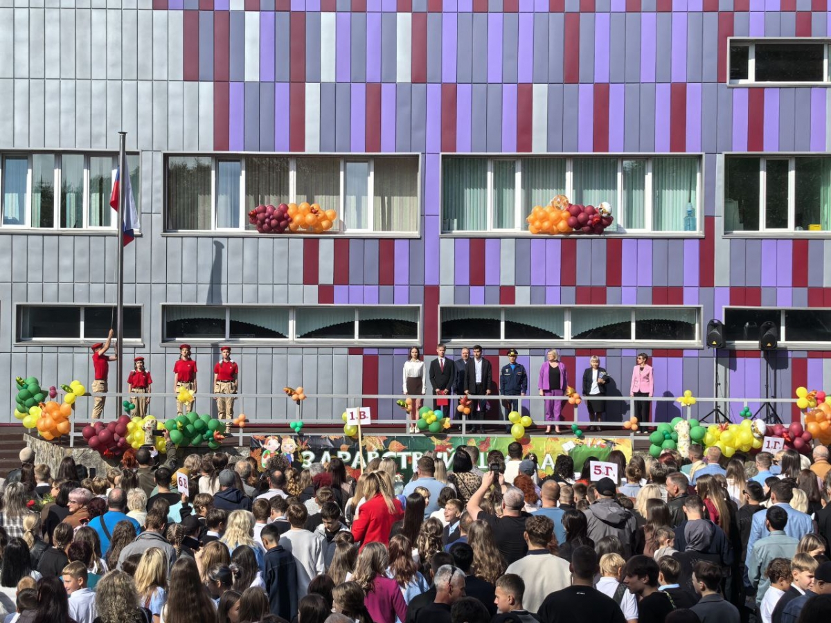 Депутаты Городской Думы поздравили школьников и учителей с Днём знаний