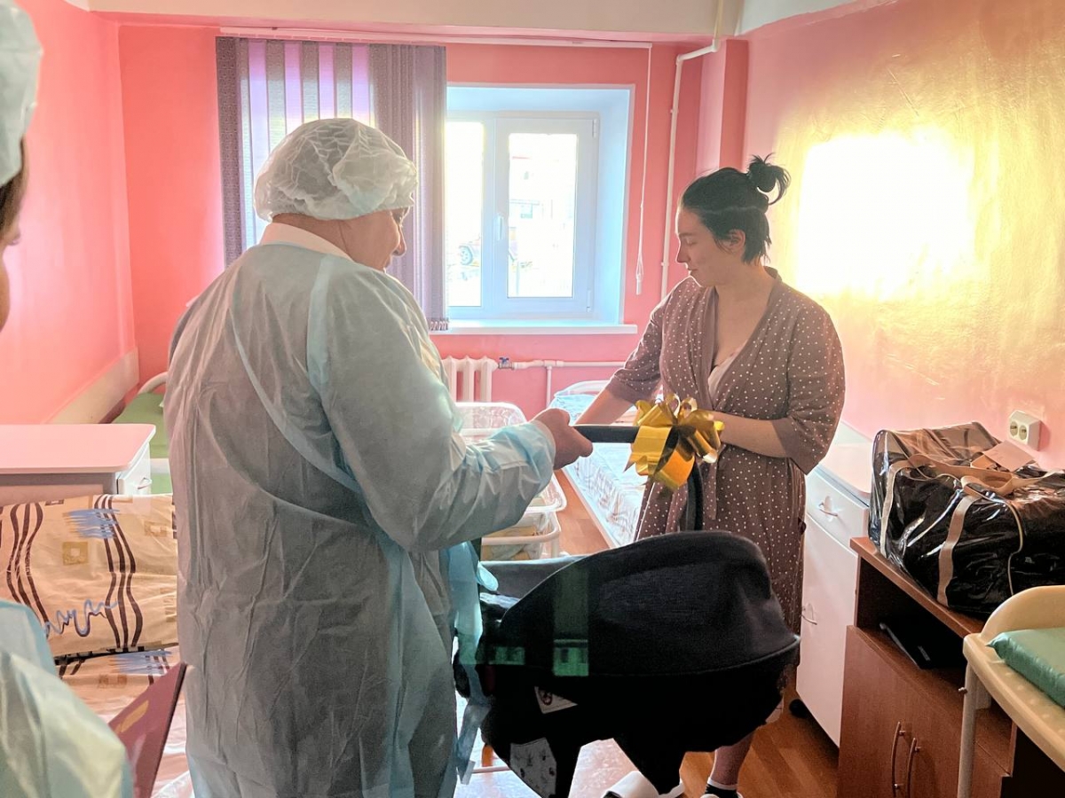 Андрей Лиманов подарил молодым мамам автолюльки для новорождённых