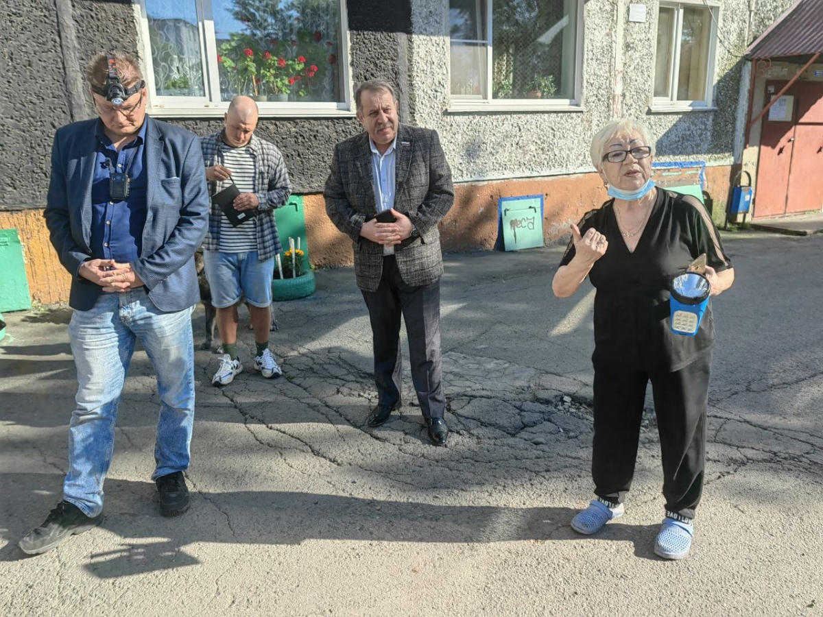 По обращению жителей: выездное совещание на ул. Молчанова провели городские депутаты