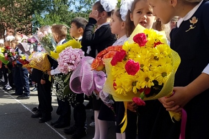 В День знаний депутаты Городской Думы приняли участие в торжественных школьных линейках на своих округах