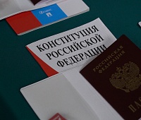 Депутат Дарья Кадачигова вручила паспорта участникам «Движения Первых» Камчатского края