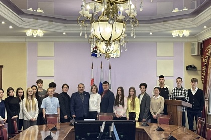 В Городской Думе прошла очередная экскурсия для школьников Петропавловска   