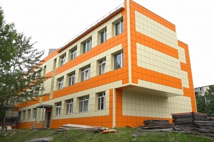 Денис Прудкий: все работы по устройству фасада в 34-ой школе будут завершены к 1 сентября