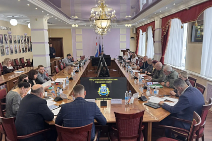 Помощь участникам СВО, строительство памятника Атласову и поддержка ветеранских организаций: итоги заседания профильного комитета Думы