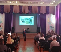 Борис Лесков рассказывает студентам о волонтёрской миссии на Донбассе