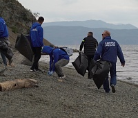 Более 20 мешков мусора собрали на побережьях Авачинской бухты и озера Медвежье 