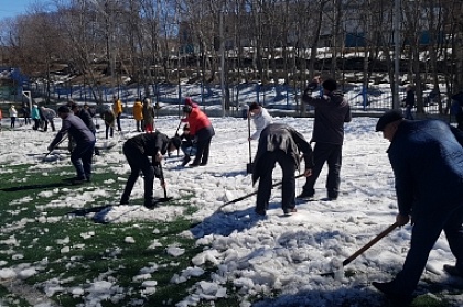 Депутаты и общественность очистили спортивную площадку 20-ой школы от снега и мусора