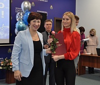 Галина Монахова поздравила сотрудников муниципалитета с Днём местного самоуправления