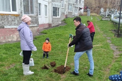 В субботнике с высадкой деревьев приняли участие депутаты Городской Думы Петропавловска