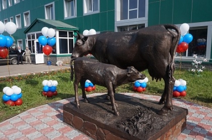 Новая скульптурная композиция города: у молокозавода «Петропавловский» появились бронзовые буренка и теленок