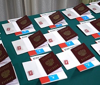 Депутат Дарья Кадачигова вручила паспорта участникам «Движения Первых» Камчатского края