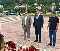 Горожане создали стихийный мемориал в память о погибших в авиакатастрофе