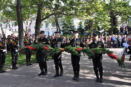 Жители Петропавловска возложили цветы к памятнику героям Курильской десантной операции