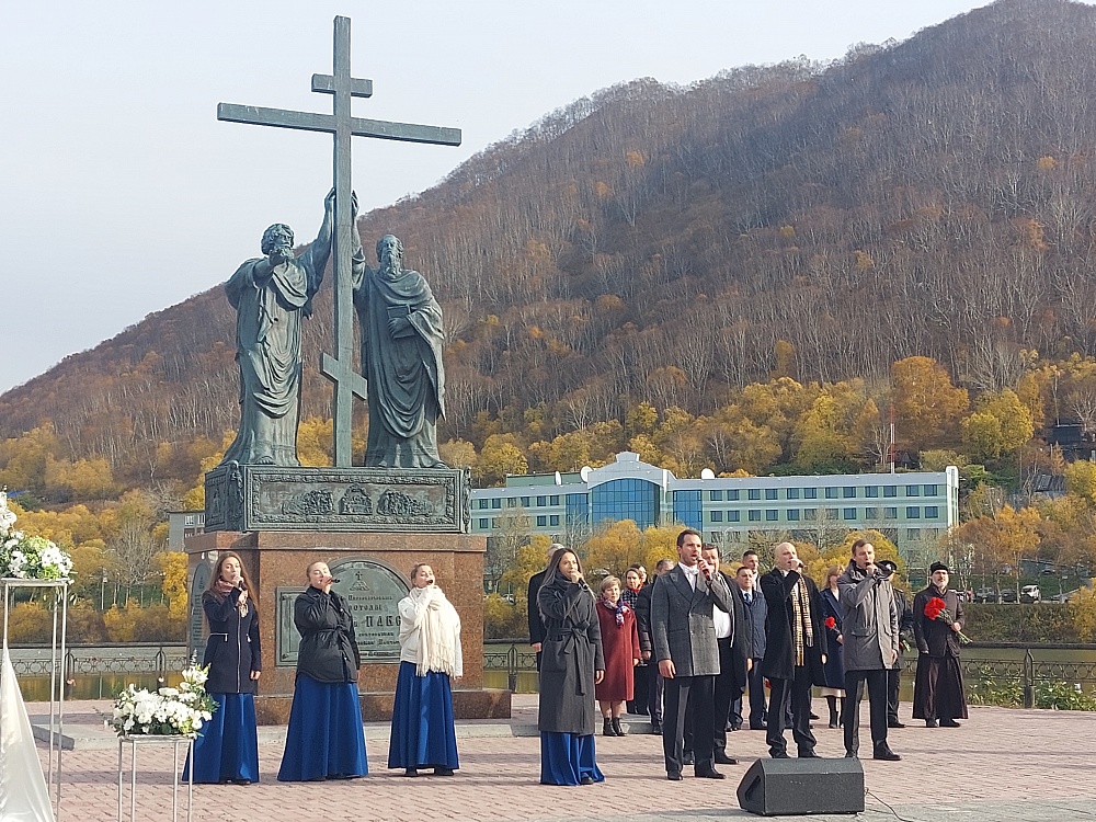 Праздник в петропавловске камчатском. Памятник Петру и Павлу Камчатка. Основание Петропавловска-Камчатского. Камень в честь основания города Петропавловск-Камчатский. Год основания Петропавловска-Камчатского.