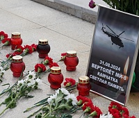 Горожане создали стихийный мемориал в память о погибших в авиакатастрофе