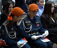Депутат Дарья Кадачигова вручила паспорта участникам «Движения Первых» Камчатского края