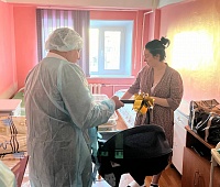 Андрей Лиманов подарил молодым мамам автолюльки для новорождённых