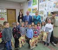 Воспитанников детских садов поздравила депутат Городской Думы