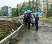 Комиссия оценила ход ремонта на дороге возле станции переливания крови