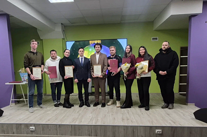 Заместитель председателя Городской Думы Борис Лесков поздравил сотрудников Молодежного центра с успешным завершением года   